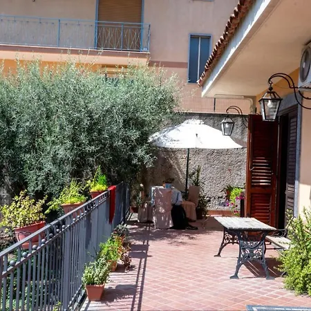 Stefano House בית הארחה